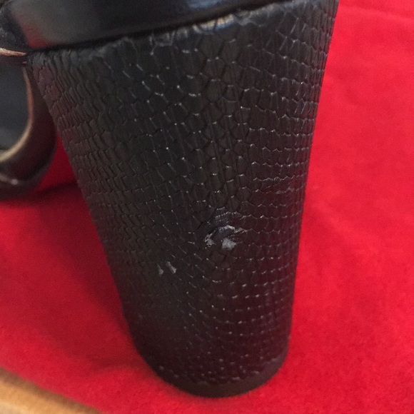 Christian Louboutin Zenobissima Block-Heel Sandal - Picture 13 of 16